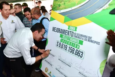Más de 22 mil habitantes se beneficiarán con la construcción de placa huellas entre Vélez y Guavatá
